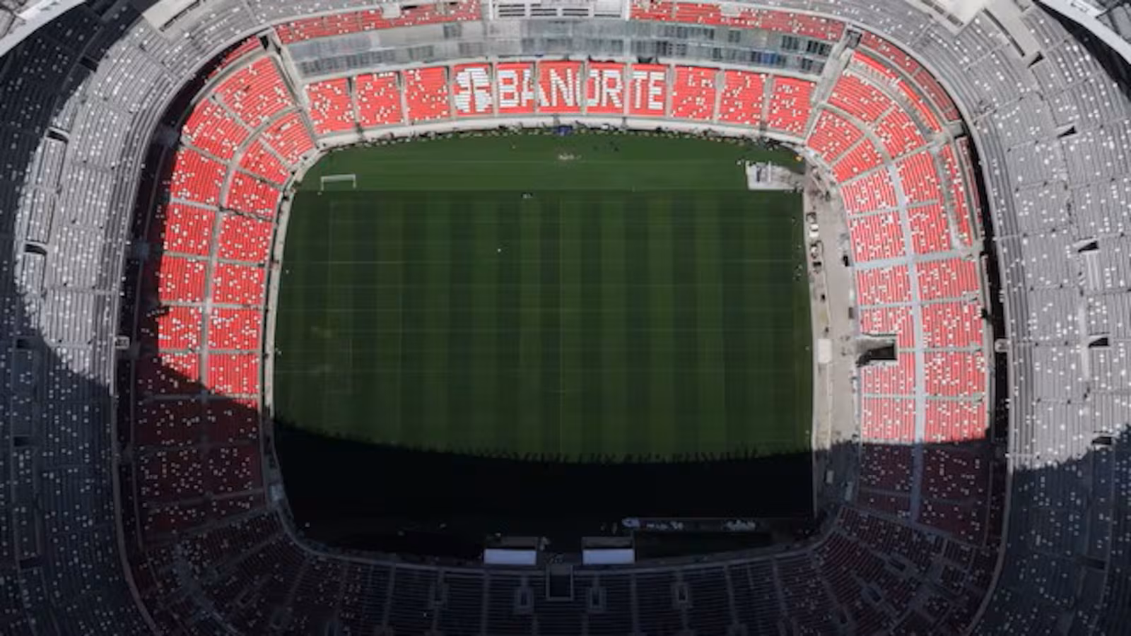 Torcedor mexicano morre ao cair da arquibancada do Estádio Azteca, no México