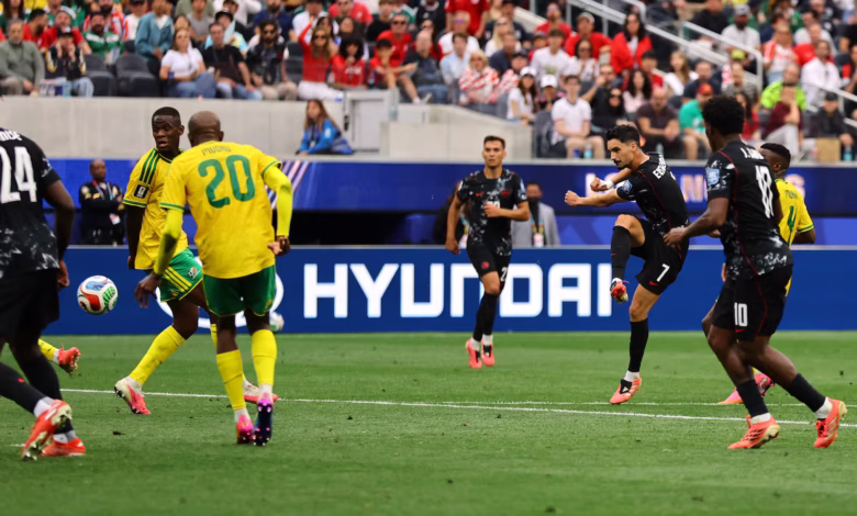 Canadá vence África do Sul com golo nos minutos finais e apura-se para os oitavos-de-final do Mundial 