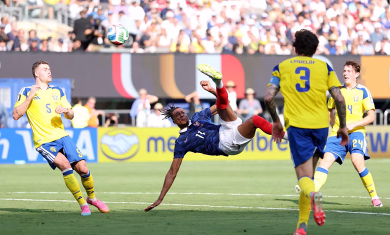 França vence Suécia com golos históricos de Mbappé e encara Paraguai nas oitavas de final do Campeonato do Mundo 