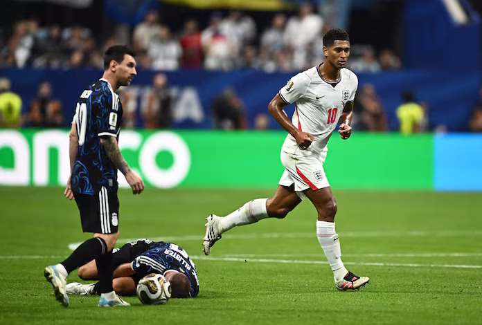 Jude Bellingham agride jogador argentino após apito final do jogo com a Inglaterra 