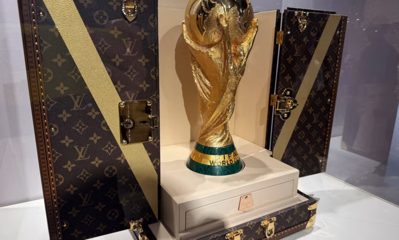 Taça da Copa do Mundo de 2026 será transportada em baú de luxo de grife luxuosa