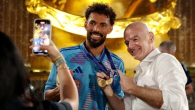 Vozinha junta-se a grandes nomes do futebol no FIFA Legends Cup antes da final do Mundial 