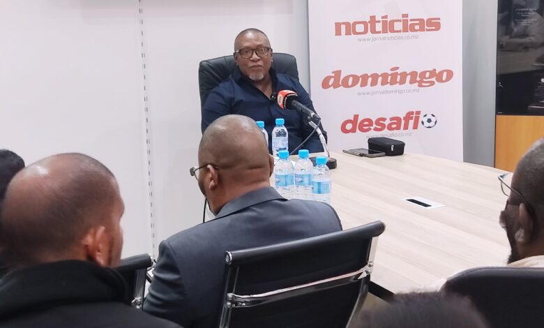 Chiquinho Conde abre o livro no “Notícias”