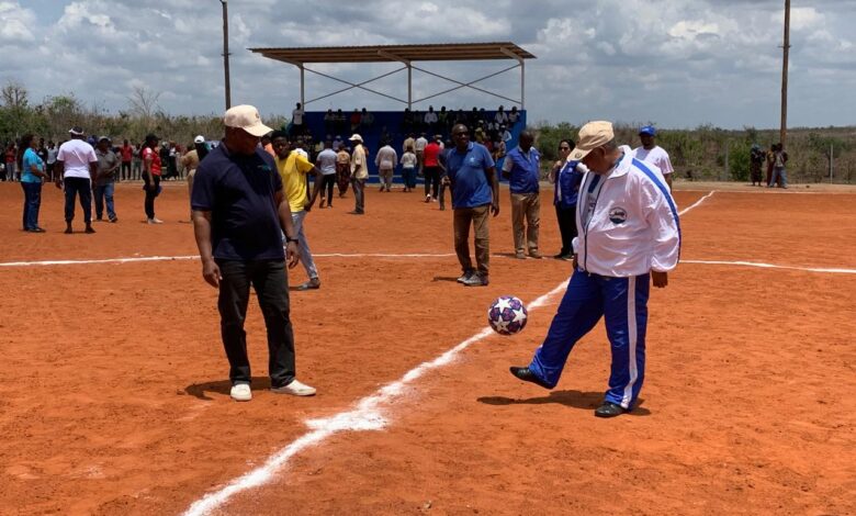 Mecúfi inaugura campo de futebol e parque infantil