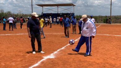 Mecúfi inaugura campo de futebol e parque infantil